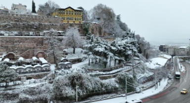 Bursa Yeni Yılın İlk Gününe Karla Uyandı: Şehrin Simgeleri Beyaza Büründü