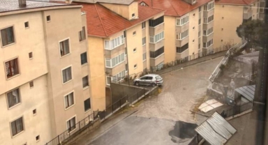 Gemlik’te Lodos ve Fırtına Ortalığı Birbirine Kattı: Çatılar Uçtu, Ağaçlar Devrildi