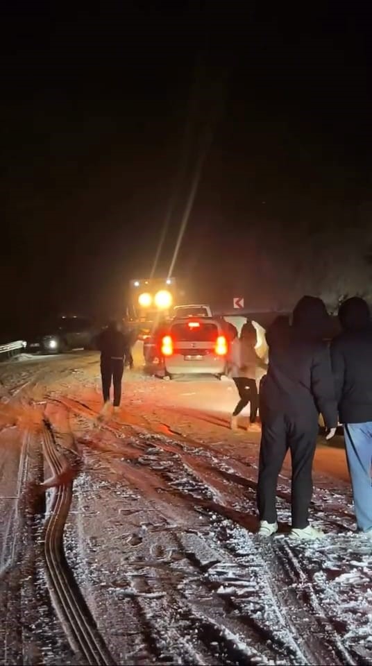 İnegöl’de Kar Yağışı Ulaşımı Aksattı: Oylat Kaplıcaları Yolu Kapandı