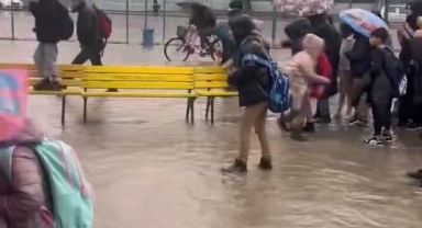 İnegöl’de Sağanak Okul Bahçesini Göle Çevirdi