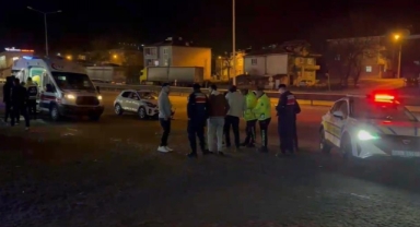 İnegöl Girişinde Otomobiller Çarpıştı: 1'i Çocuk 3 Yaralı