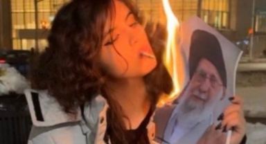 İran’da Kadınlardan Sembolik Direniş: Dini Liderlerin Fotoğraflarıyla Sigara Yakma Akımı