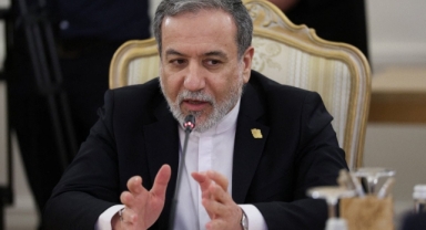 İran Dışişleri Bakanı’ndan Çarpıcı İddia: Protestoculara Silah Dağıtılıyor