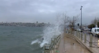 İstanbul’da Şiddetli Rüzgar Etkili Oldu: Çatılar Uçtu, Ağaçlar Devrildi