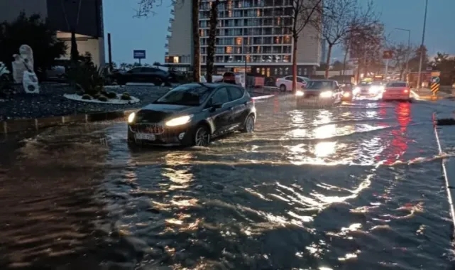 İzmir’de Sabah Saatlerinde Sağanak Etkili Oldu: Trafik Durma Noktasına Geldi