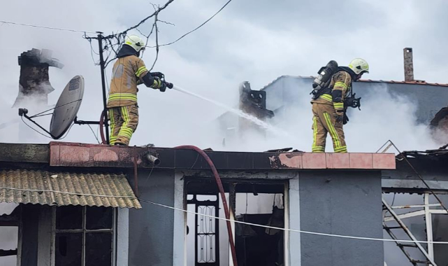 Mustafakemalpaşa’da Tek Katlı Ev Alevlere Teslim Oldu