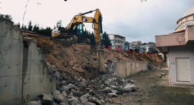 Nilüfer'de çöken istinat duvarı yenileniyor