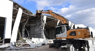 Osmangazi Belediyesi Demirtaş’ta tarım arazisi üzerindeki kaçak depoları yıktı