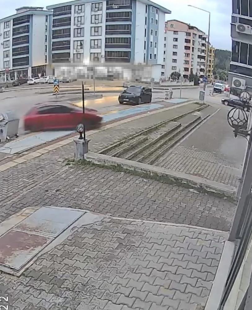 Osmangazi'de Direksiyon Dersi Kazayla Bitti: Fren Yerine Gaza Bastı