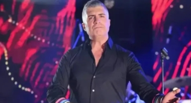 Özcan Deniz Yeni İmajıyla Sahnede