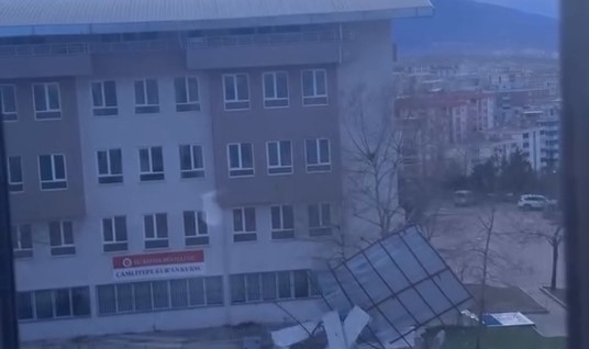 Şiddetli Rüzgar Cami Çatısını Uçurdu, Yol Kısa Süreliğine Kapandı
