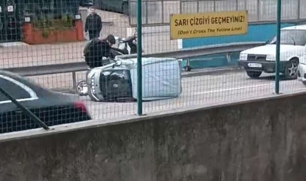 Şiddetli Rüzgar Otomobili Devirdi: Vatandaşlar Sürücüyü Araçtan Çıkardı