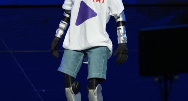 TRT Genç Yayına Başladı: Açılış Kumandasını Cumhurbaşkanı Erdoğan’a Robot Getirdi