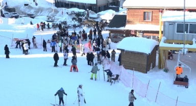 Uludağ’da Sömestr Coşkusu: Zirvede Kar, Güneş ve Rengarenk Görüntüler