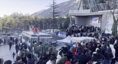 Uludağ Teleferik Kuyrukları Metrelerce Uzadı
