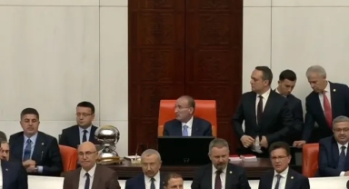 Akın Gürlek Meclis’te yemin etti, CHP’li vekiller olay çıkardı