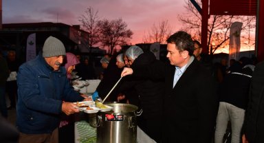 Başkan Erkan Aydın Panayır'da vatandaşlarla gönül sofrasında buluştu
