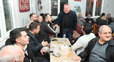 Başkan teravih sonrası vatandaşlarla buluştu