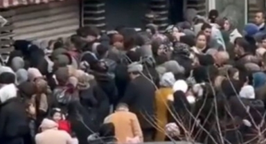 Bursa’da İndirim İzdihamı: Mağaza Önünde Uzun Kuyruklar Oluştu