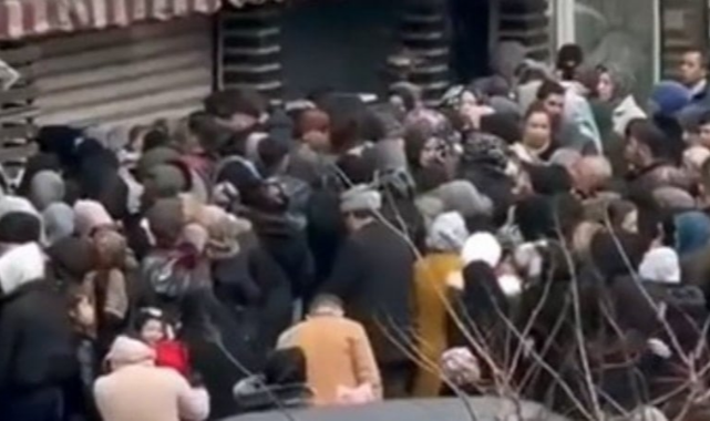 Bursa’da İndirim İzdihamı: Mağaza Önünde Uzun Kuyruklar Oluştu