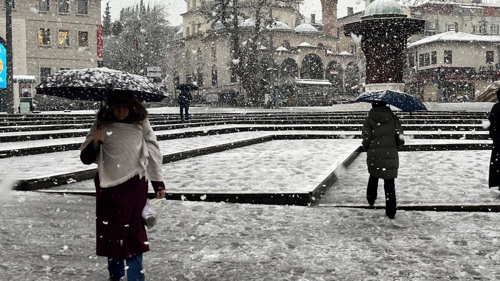 Bursa’da Kar Sürprizi: Şehir Beyaza Büründü