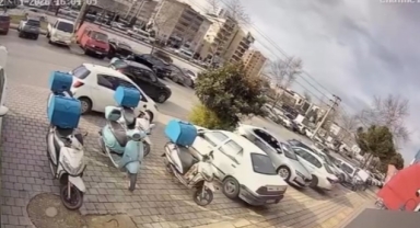 Bursa’da otomobil sürücüsü ile motosikletli kurye arasında yol verme kavgası kamerada