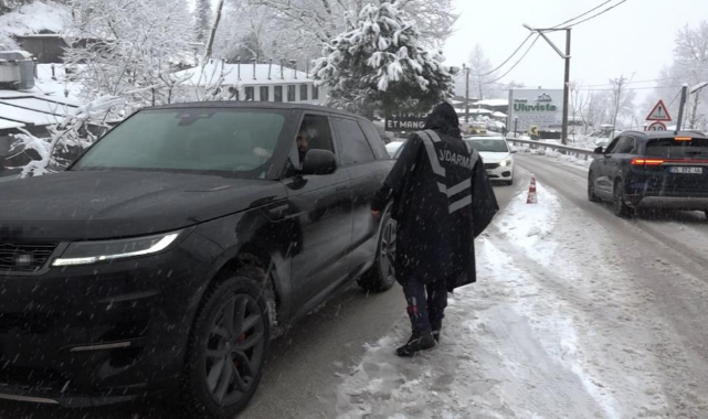 Bursa’da Yoğun Kar Yağışı: Uludağ Yolunda Zincirsiz Araçlara Geçit Yok