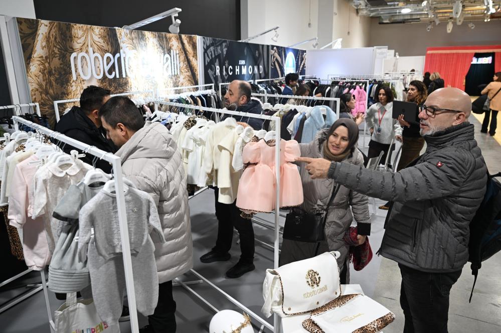 Bursa Osmangazi’de Altıparmak Caddesi’nde Paten Süren Gençler Trafiği Tehlikeye Attı