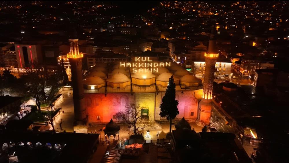 Bursa Ulu Cami Minarelerinde “Kul Hakkından Sakın” Mahyası Işıldadı