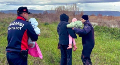 Bursa Uluabat Gölü'nde Mahsur Kalan Aile Jandarma Tarafından Kurtarıldı