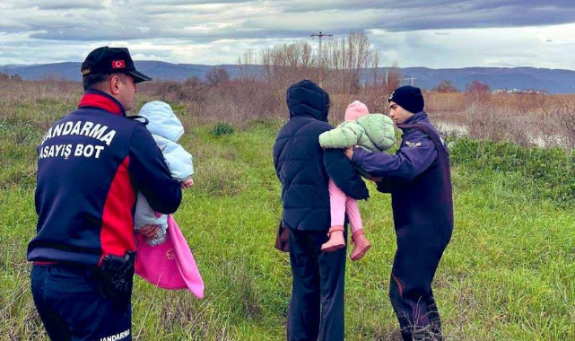 Bursa Uluabat Gölü'nde Mahsur Kalan Aile Jandarma Tarafından Kurtarıldı