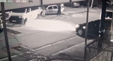 Bursa'da 2 kişinin ağır yaralandığı silahlı saldırı kameraya yansıdı