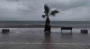 Bursa'da denizle kara birleşti, sokaklar göle döndü