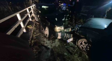 Bursa'da iki otomobil kafa kafaya çarpıştı: 3 yaralı