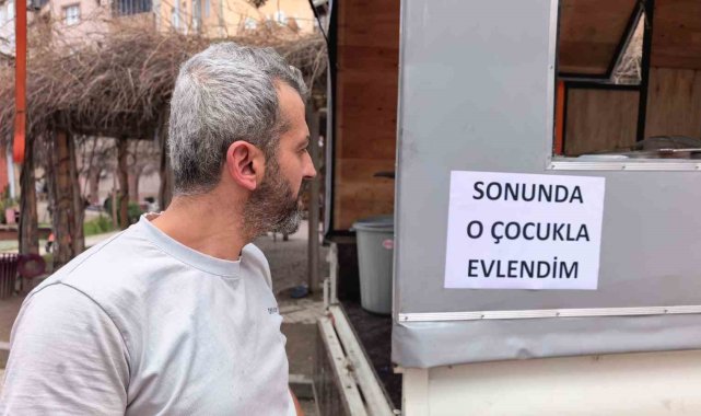 Bursa'da istediği ile evlenen kadın lokma dağıttı