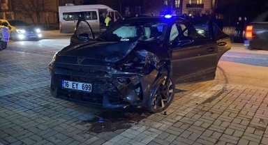 Bursa'da otomobil ile minibüs çarpıştı: 9 yaralı