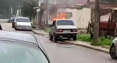 Bursa'da park halindeki otomobil alevlere teslim oldu