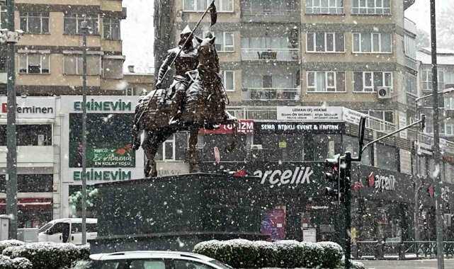 Bursa'da şehir merkezinde kar sürpriiz...Uludağ'a çıkacaklar dikkat....