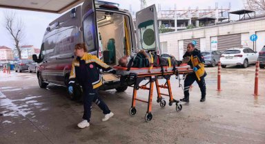 Bursa'da servis minibüsünden inen sürücüye araç çarptı