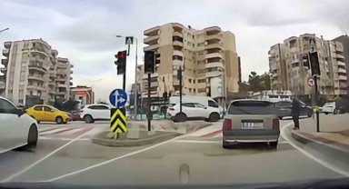 Bursa'da trafikte kameraya yansıyan küçük jest yürekleri ısıttı