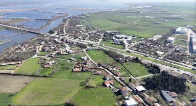 Bursa'da yağışlar göl seviyesini yükseltince evlerin bahçeleri sular altında kaldı