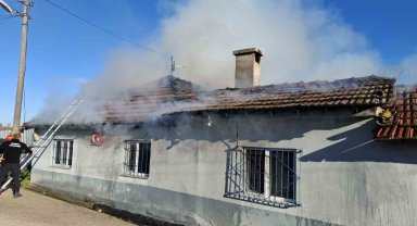 Bursa'da yaşlı çiftin evi alevlere teslim oldu