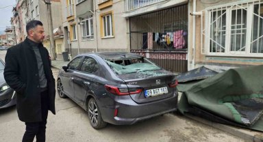 Çatı, lodosla birlikte otomobilin üzerine uçtu