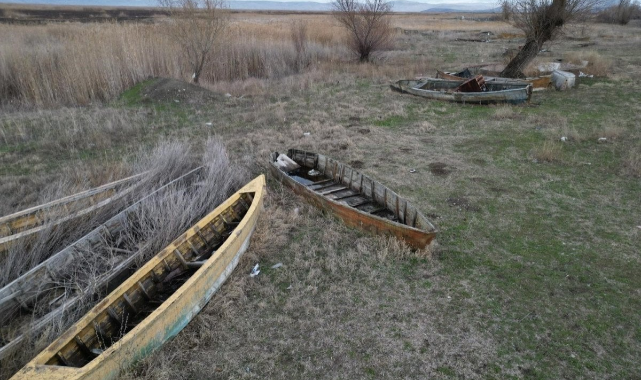 Eber Gölü’nde kuraklık alarmı: Kayıklar karaya oturdu