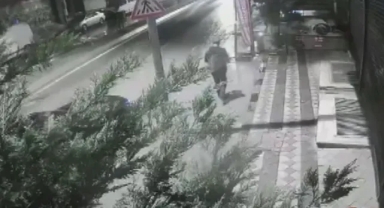 Eşini üç çocuğunun gözü önünde öldürdü