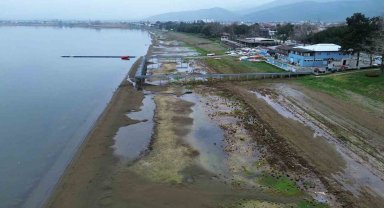 Fabrikaların tonlarca su çektiği İznik Gölü 200 metre çekildi