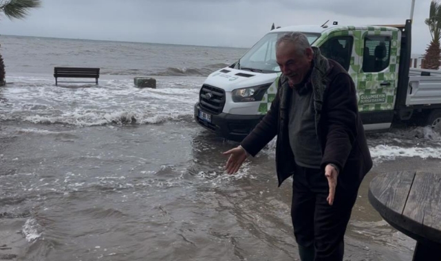 Gemlik’te Dev Dalgalar Sahil Yolunu Kapattı