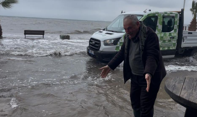 Gemlik’te Dev Dalgalar Sahil Yolunu Kapattı