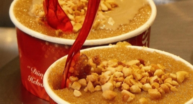 İnegöl’ün 125 Yıllık Helvacısı Cihan Bozacılar, Dondurmalı İrmik Helvasıyla Gençlerin Gözdesi