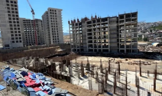 İzmir Büyükşehir Belediyesi Konut Skandalı: CHP'li Yetkililer Tutuklandı